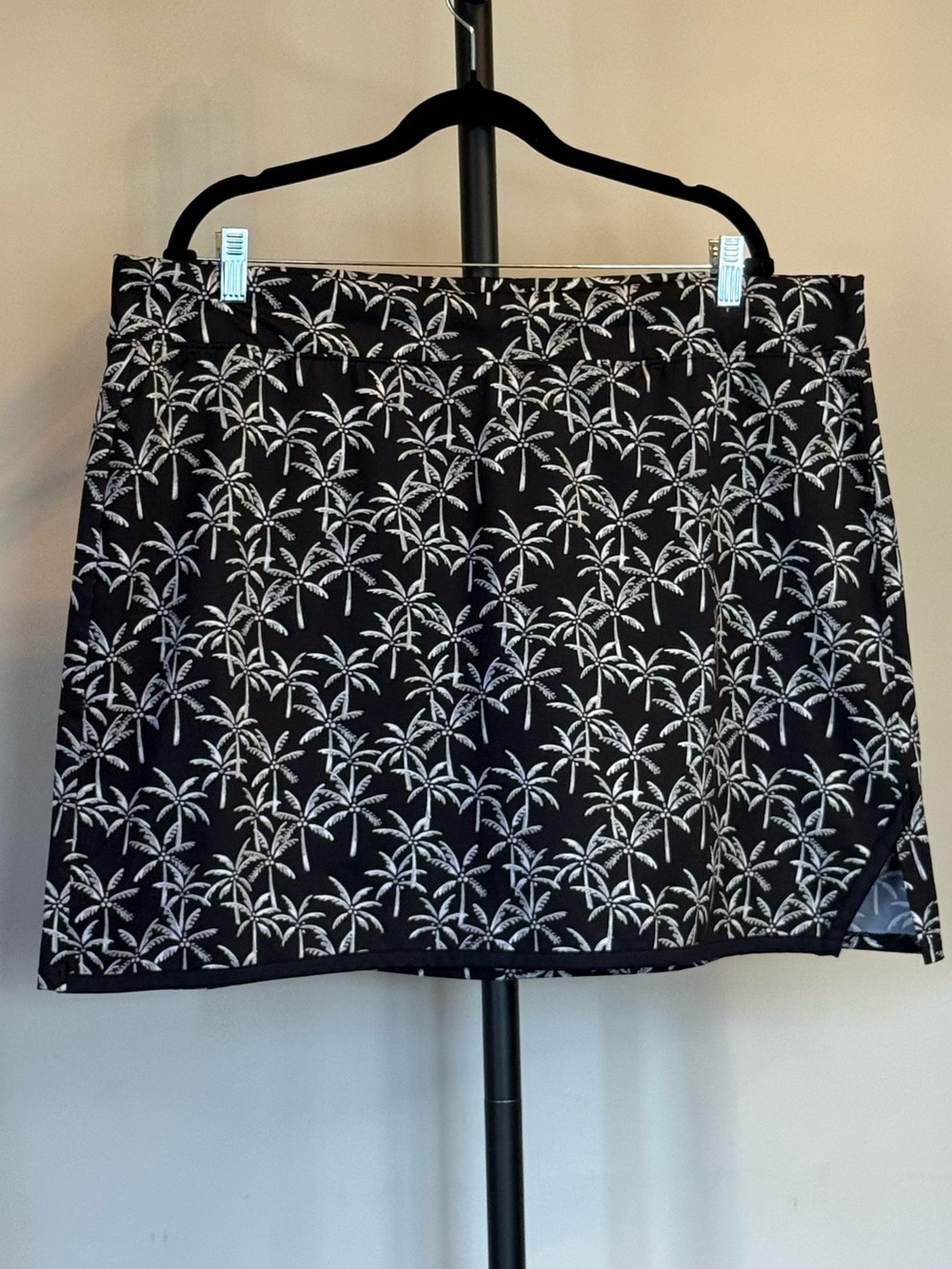 3/$15 crown & ivy Black Mini Skort with White Palm Print